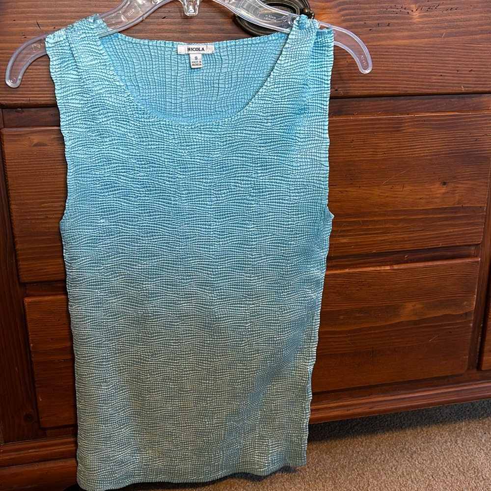 Nice looking shirt- with lots of stretch. Size smalll
